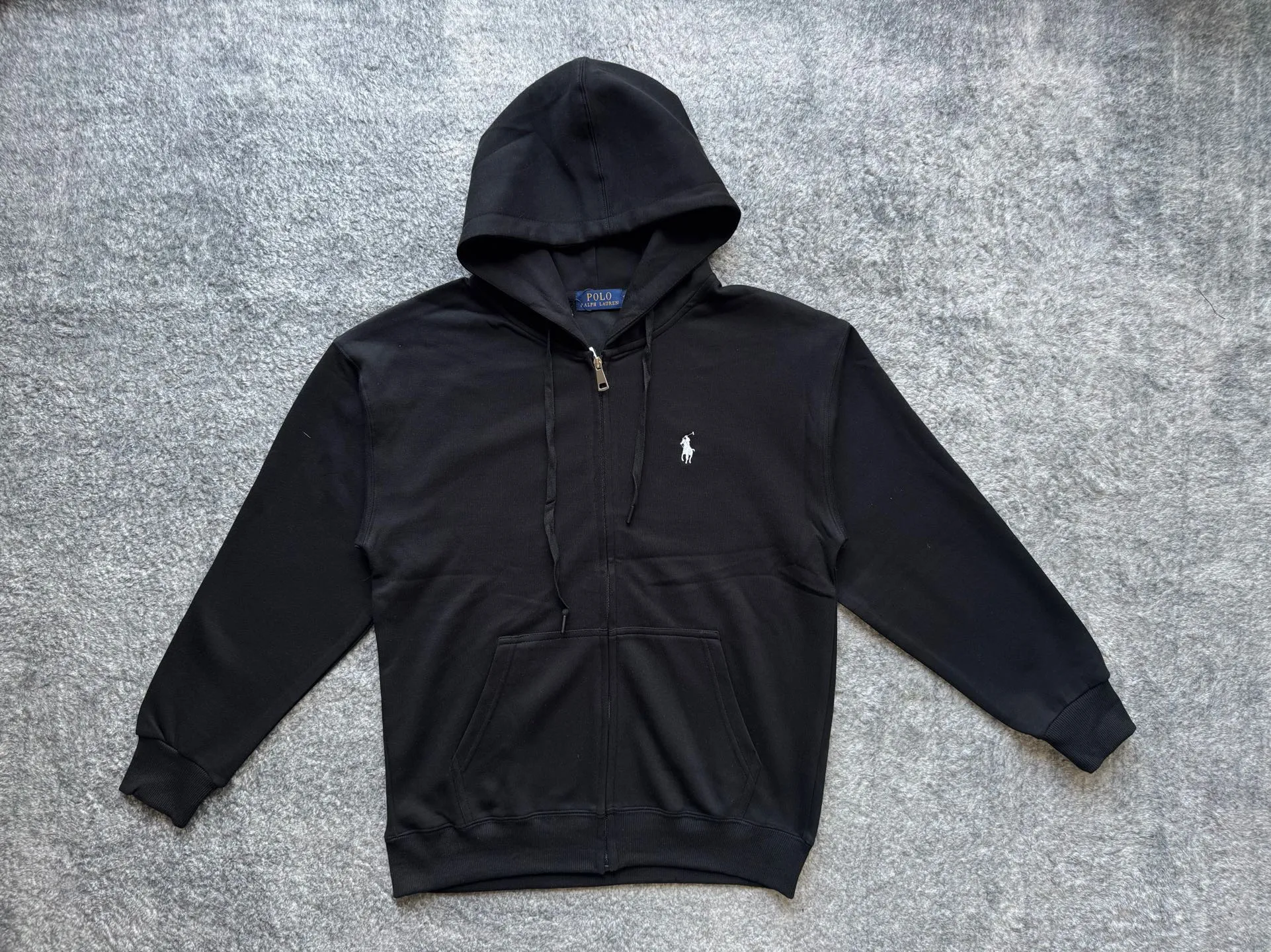 P186 Polo Ralph Lauren SS22 classic solid color logo embroidered long-sleeved hooded sweatshirt. This hooded zipper sweatshirt has outer seam design as the highlight. The details are interesting but not too high-profile. The black bottom is paired with a silver zipper. The overall look is low-key and neat, and the texture is very online. The version is relatively loose, making it very comfortable to wear. The style is more relaxed and does not pick on people or occasions. It looks very stylish when worn alone, and it’s totally OK when paired with a T-shirt. It is versatile when paired with jeans or khakis. It is casual and not sloppy. It can be easily used for commuting, parties and daily life. It is the kind of item that is often worn in the wardrobe but is reluctant to change. Color: Black Gray Navy Size Clothes length Shoulder width Bust Sleeve length Recommended weight S 69 56 54 54 115-130 M 71 59 57 55 130-155 L 73 62 60 56 155-175 XL 75 65 63 57 175-200